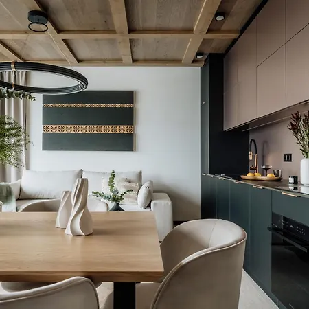 Crystal Pine Luxury With Jacuzzi, Sauna & By Bqqk *