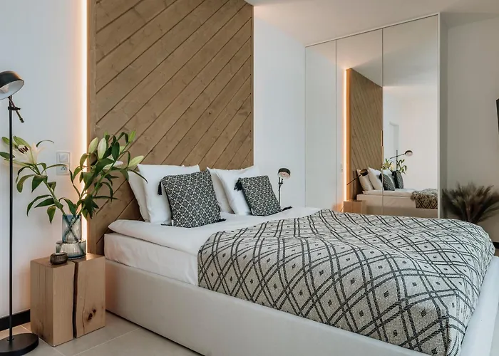 Crystal Pine Luxury With Jacuzzi, Sauna & By Bqqk Villa