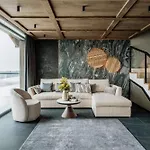 Crystal Pine Luxury With Jacuzzi, Sauna & By Bqqk