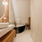 Crystal Pine Luxury With Jacuzzi, Sauna & By Bqqk *