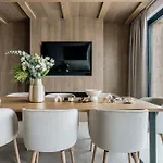 Crystal Pine Luxury With Jacuzzi, Sauna & By Bqqk