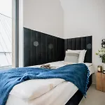 Crystal Pine Luxury With Jacuzzi, Sauna & By Bqqk *