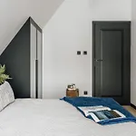 Crystal Pine Luxury With Jacuzzi, Sauna & By Bqqk