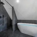 Crystal Pine Luxury With Jacuzzi, Sauna & By Bqqk