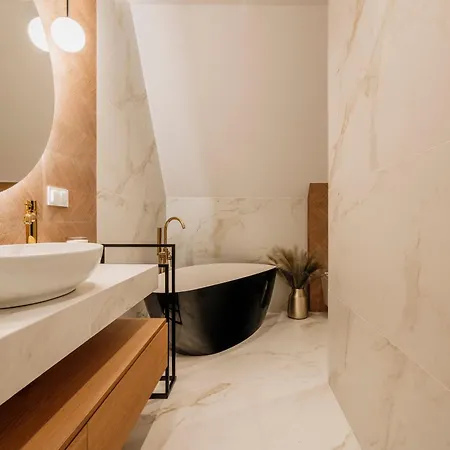 Crystal Pine Luxury With Jacuzzi, Sauna & By Bqqk *