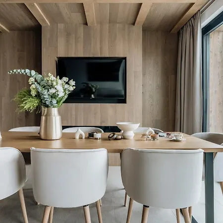 Crystal Pine Luxury With Jacuzzi, Sauna & By Bqqk