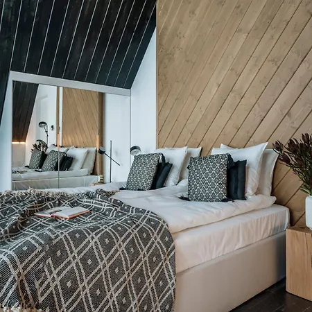Crystal Pine Luxury With Jacuzzi, Sauna & By Bqqk