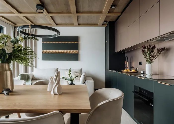 Crystal Pine Luxury With Jacuzzi, Sauna & By Bqqk *