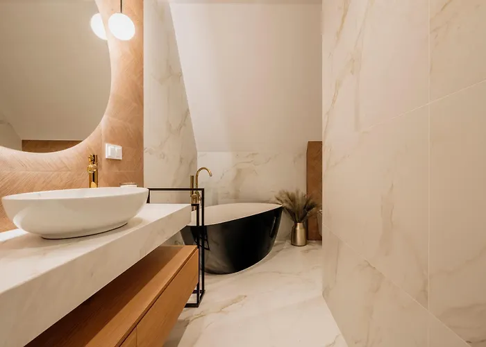 Crystal Pine Luxury With Jacuzzi, Sauna & By Bqqk *